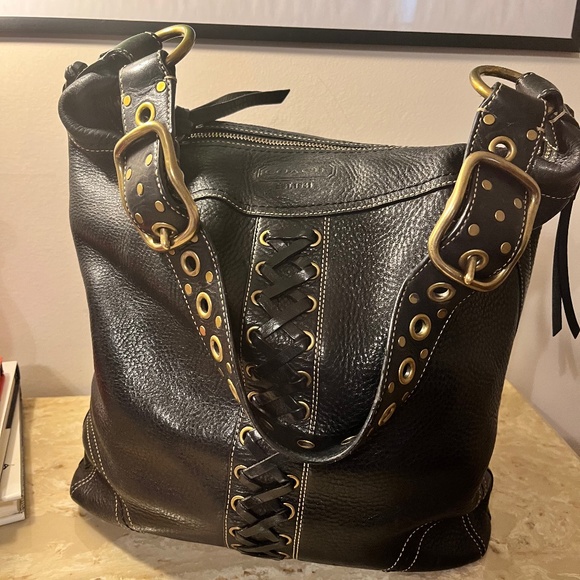 バッグ coach leather shoulder bag black gold Coach Leather Shoulder Bag | Black | FARFETCH